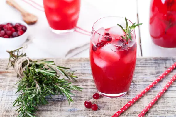 Wódka + sok? Drinki z wódką, które zrobisz w 5 minut!